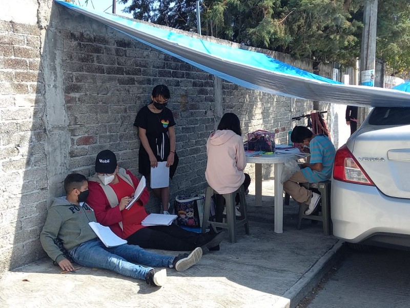 Alumnos siguen tomando clases en la calle; SEE no interviene