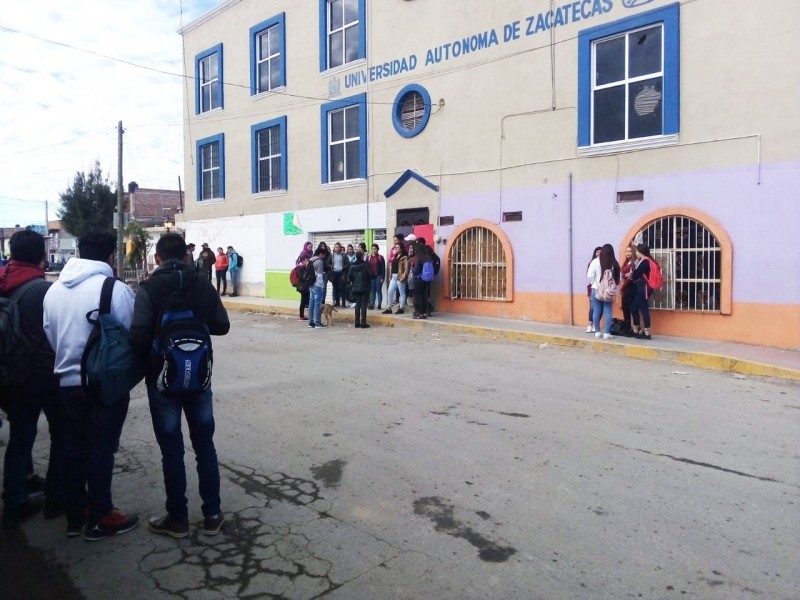 Alumnos toma prepa de la UAZ en Tacoaleche