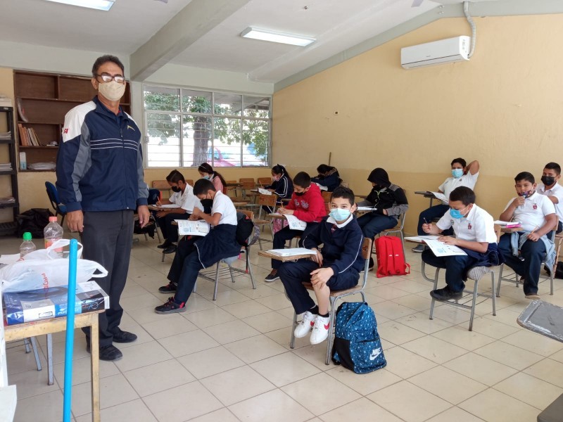 Alumnos vuelven a clases mañana tras puente largo