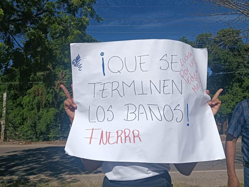 Alumnos y docentes de la preparatoria Felipe Bachomo protestan por obras inconclusas
