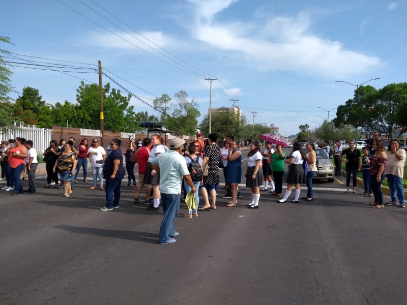 Alumnos y padres de familia cierran vialidad