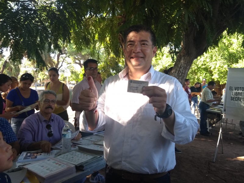 Álvaro Ruelas Echave sale a votar