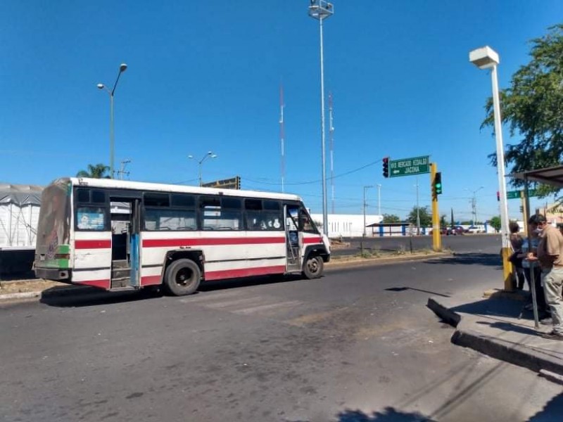 Alza de insumos golpea economía de transportistas