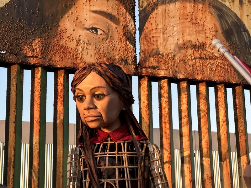 Amal, muñeca gigante símbolo de la migración, llega a México