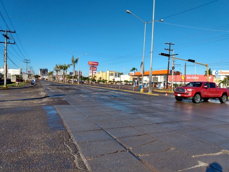 Amanece cerrada avenida Rafael Buelna en Mazatlán