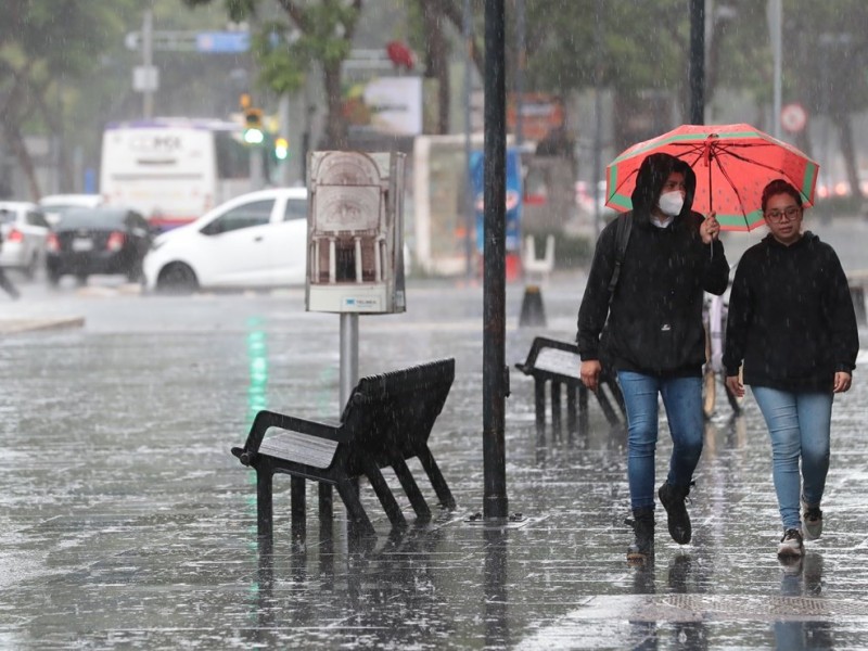 Amanece con lluvias y el metro avanza lento en Cdmx