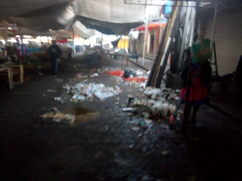 Amanece el mercado La Purísima con mucha basura