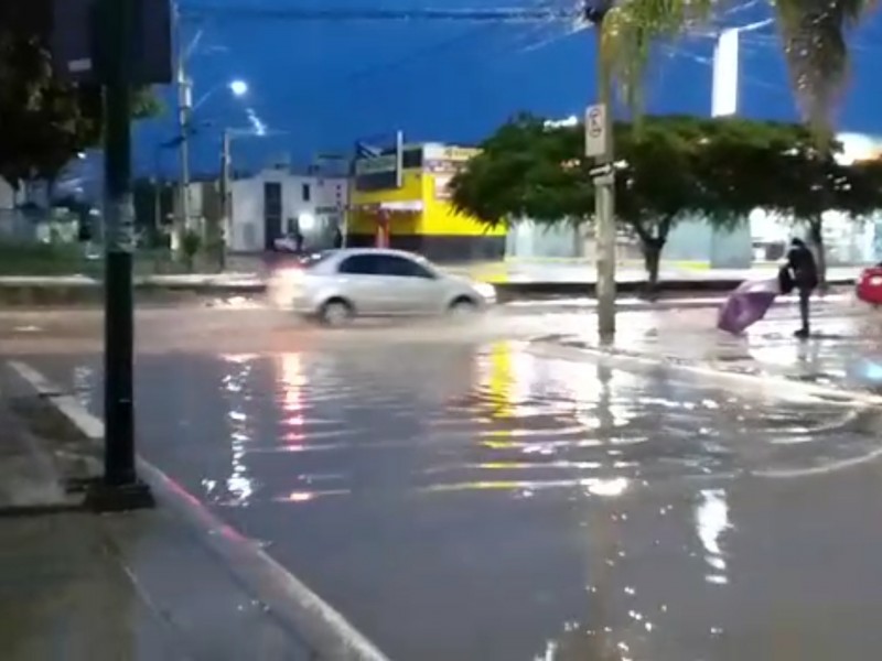 Amanece León con lluvias y encharcamientos