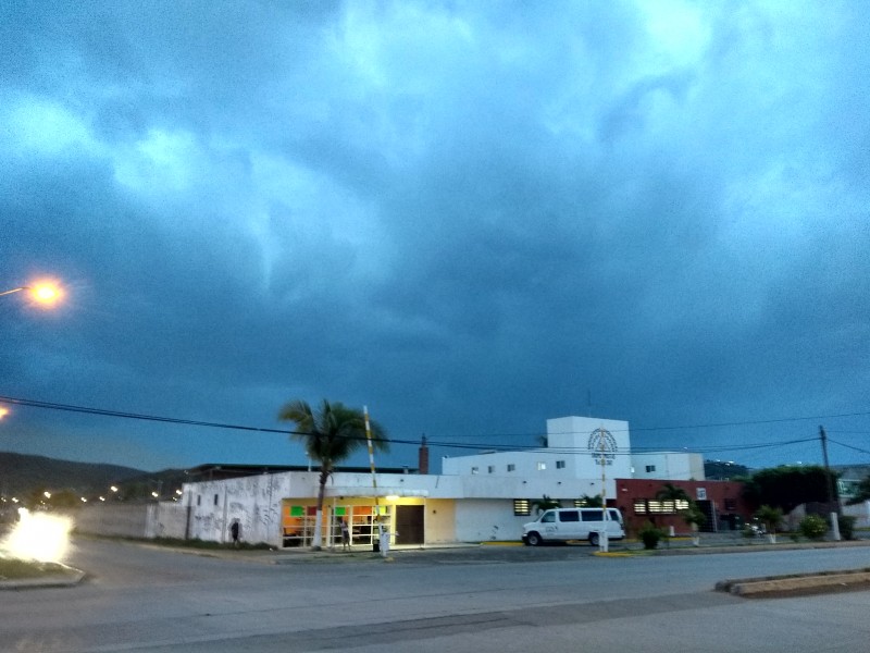 Continúa alerta en Sinaloa por Huracán Willa.