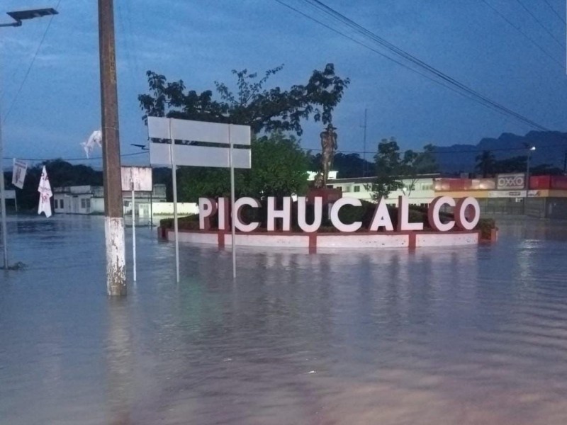 Amanece Pichucalco inundado por fuertes lluvias