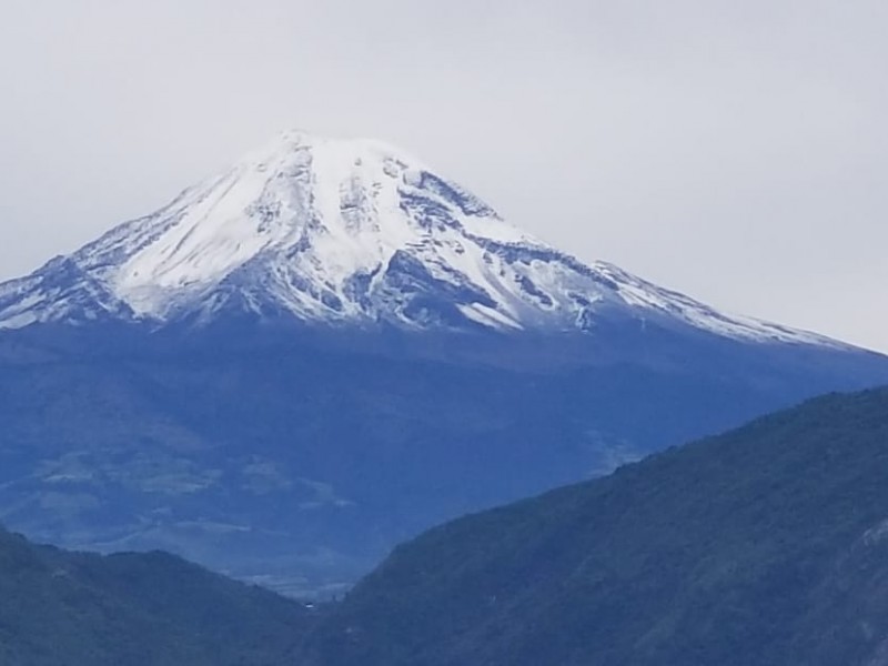 Amanece Pico de Orizaba cubierto de nieve