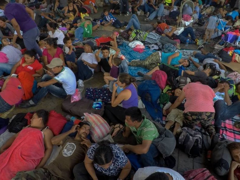 Amanecen migrantes centroamericanos en Parque Central de Tapachula