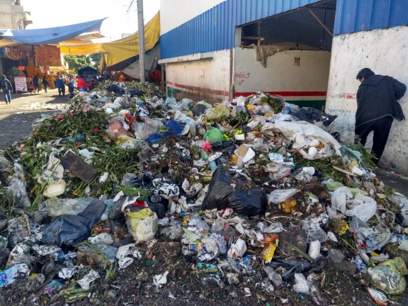 Amanecen montículos de basura frente al mercado