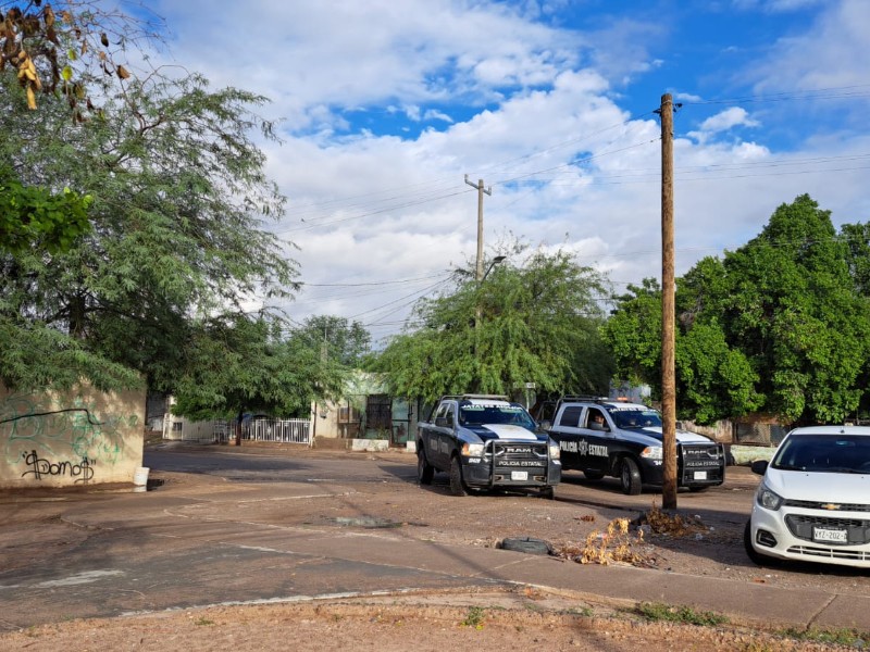 Amanecen narcomantas en escuelas de Hermosillo