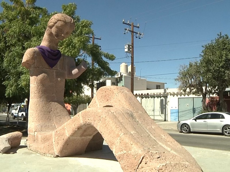 Amanecieron Monumentos Con Pañoletas Por El 8M