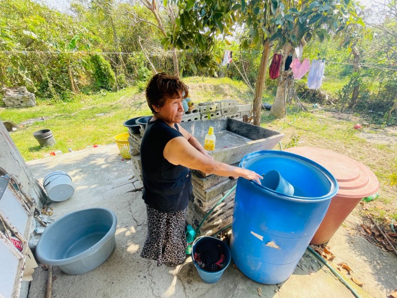 Amas de casa reciclan agua para cuidar su consumo