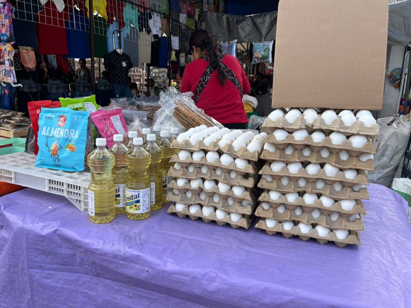 Amas de casa señalan incremento de precios en tianguis de León