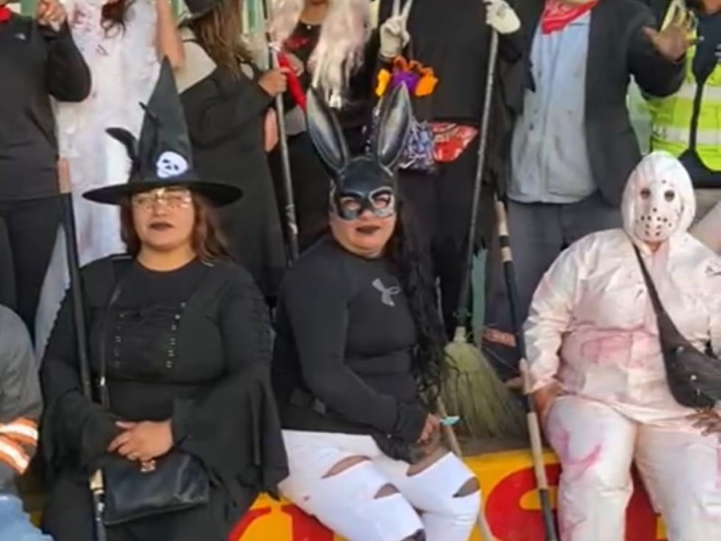 Ambientados trabajadores de limpa en Halloween