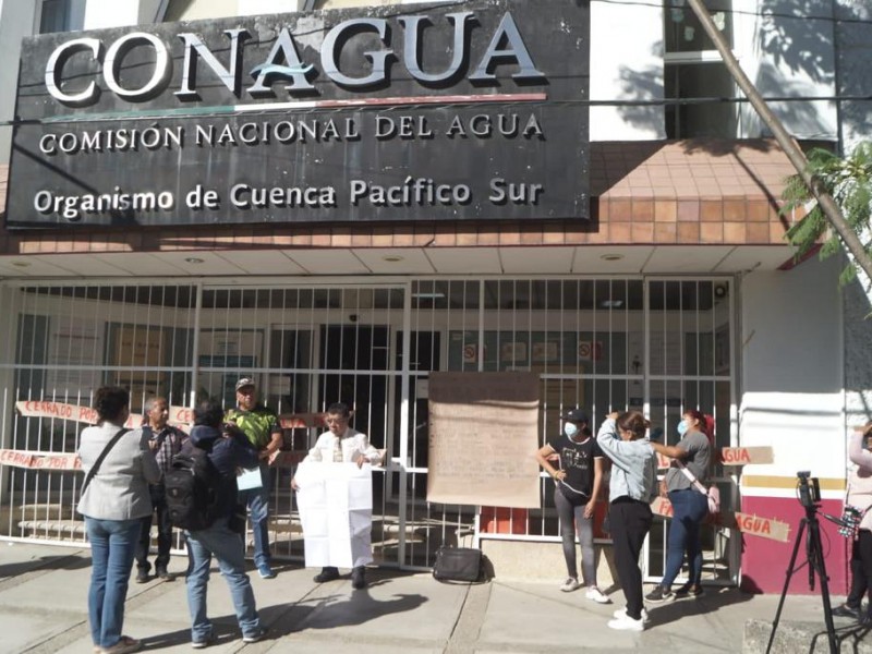 Ambientalistas cierran oficinas de CONAGUA exigen priorizar obras en microcuencas