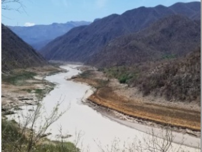 Ambientalistas muestrean agua de presas y río