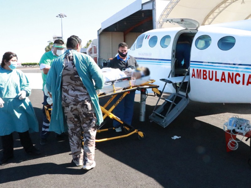 Ambulancia aérea traslada a paciente grave