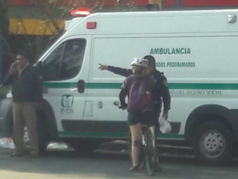 Ambulancia atropella a adolescente