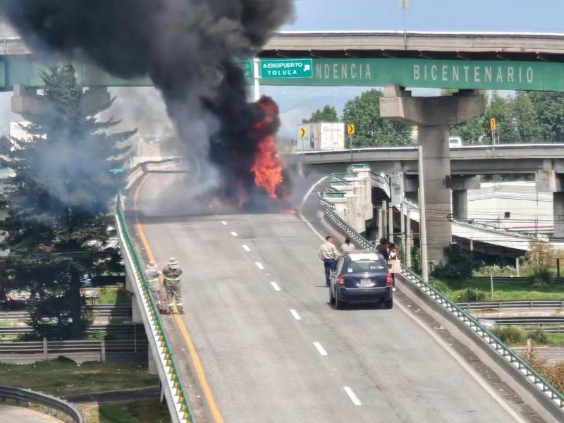 Ambulancia de Almoloya del Río se incendia en cruce con la México-Toluca