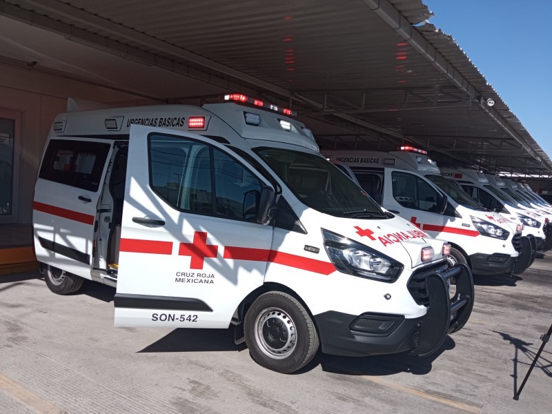 Ambulancias atoradas en hospitales por falta de camas en urgencias