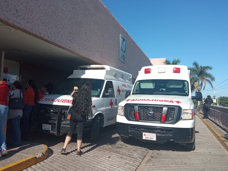 Ambulancias siguen siendo retenidas en urgencias médicas del IMSS