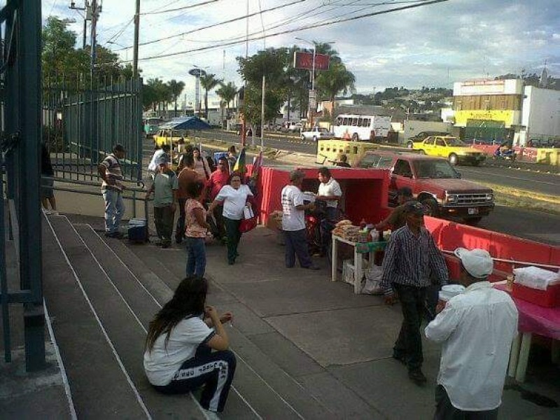 Ambulantes de la clínica 1 del IMSS piden reubicación