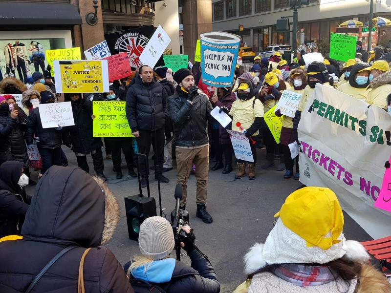 Ambulantes sin permiso de NY, cansados de las multas