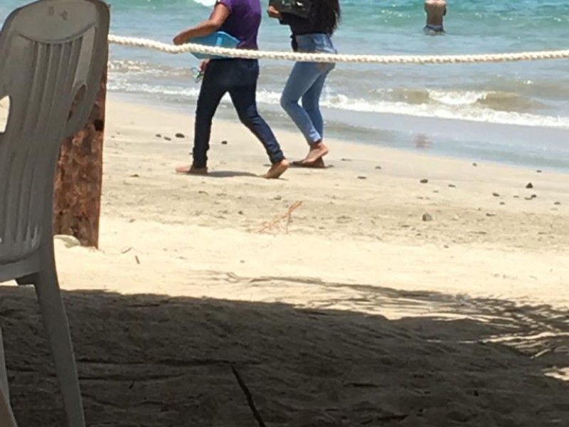 Ambulantes desacatan decreto estatal, recorren playas promoviendo productos