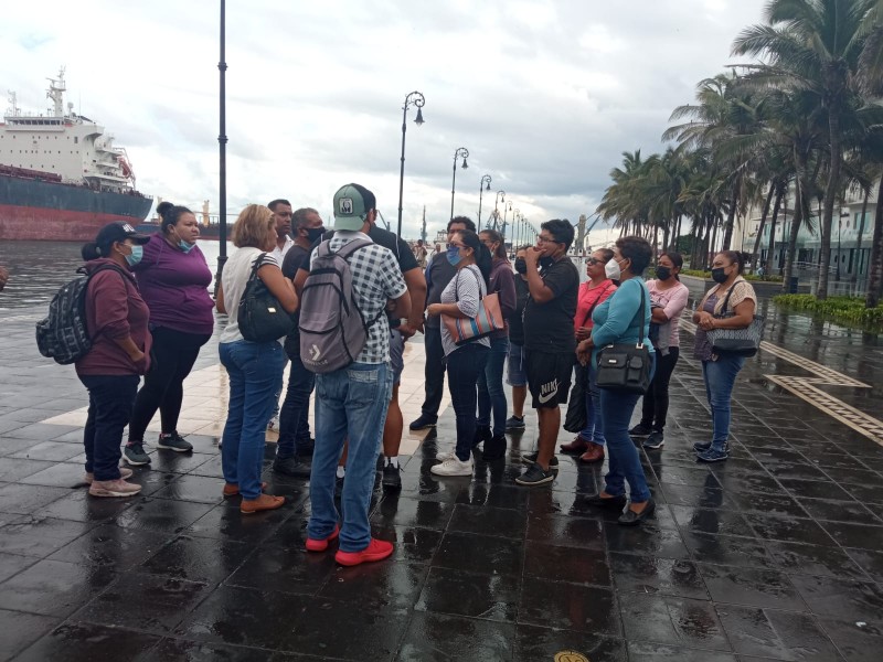 Ambulantes mantienen plantón en el malecón piden reinstalación