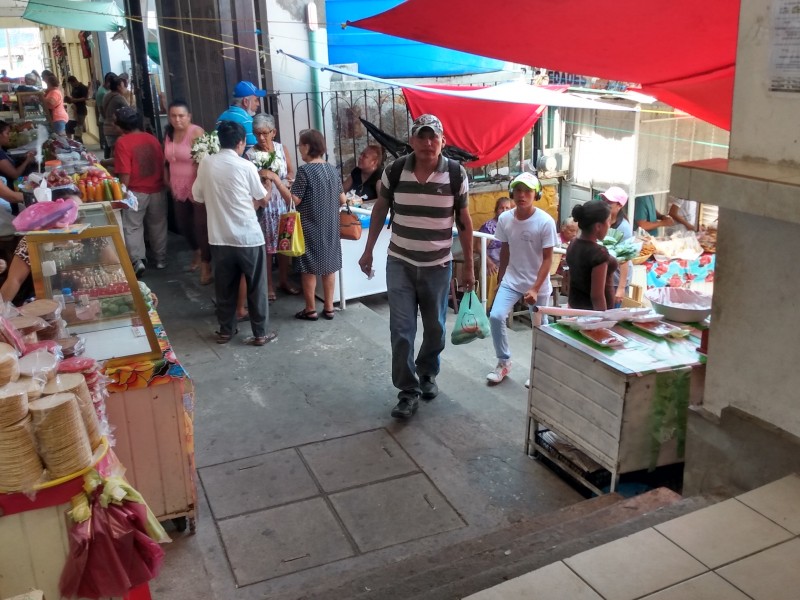 Ambulantes obstruyen salidas de emergencia en mercado