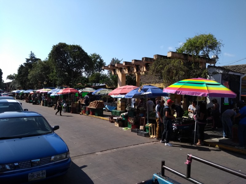 Ambulantes se apoderan del centro de Coatepec