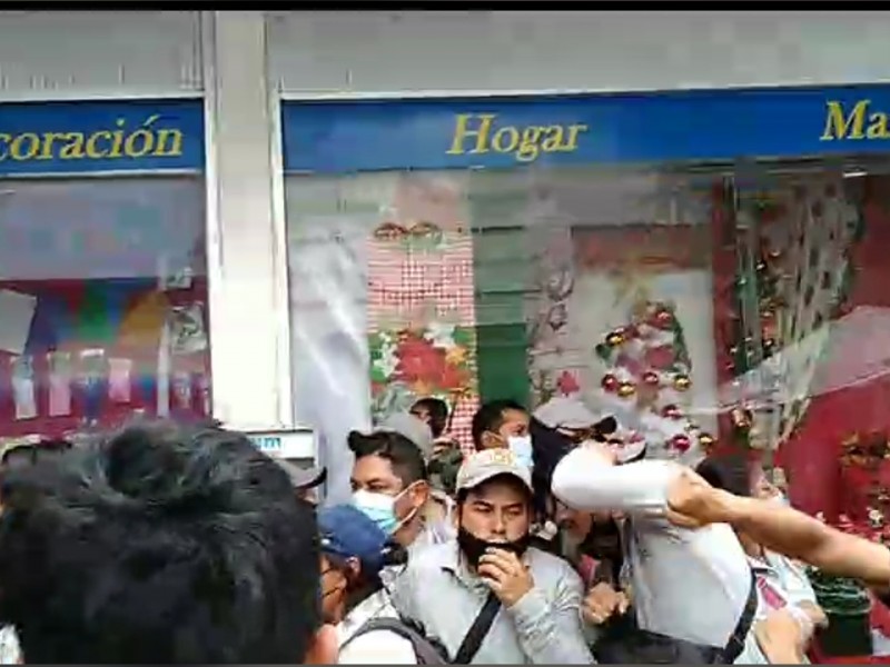 Ambulantes someten a inspectores en el centro de Tuxtla Gutiérrez