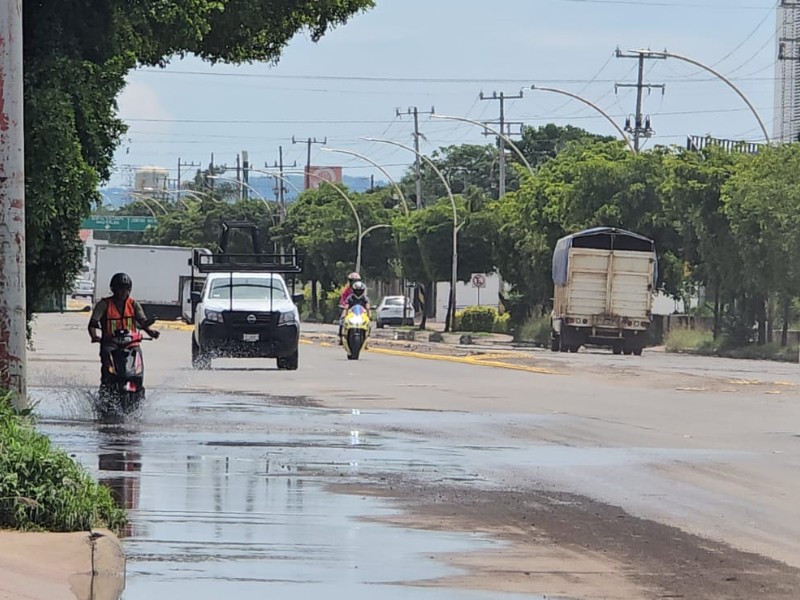 Amenaza salud y seguridad vial; fuga de drenaje en Av. Aguamilpa