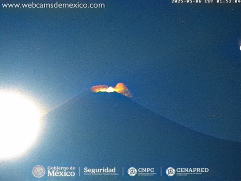 Otro grupo de personas sube al cráter del volcán Popocatépetl