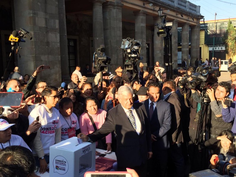 AMLO acude a votar en consulta sobre NAICM