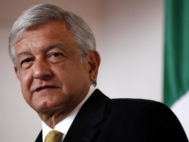 AMLO dialoga con colaboradores en materia de economía