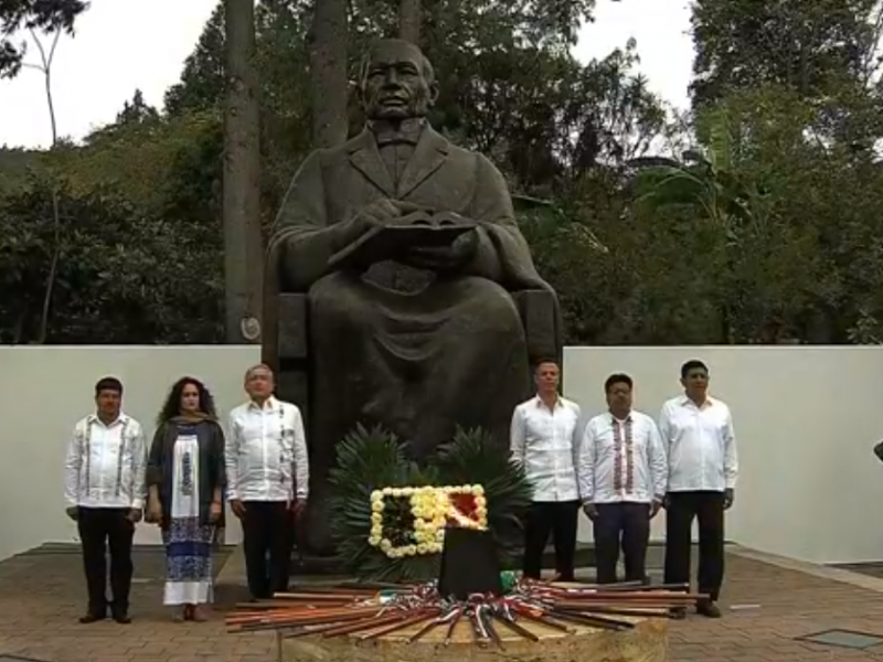 AMLO encabeza guardia de honor a Benito Juárez