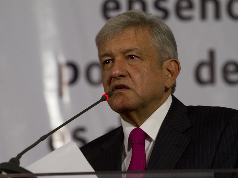 AMLO entrega Ley de Amnistía a bancada Morenista