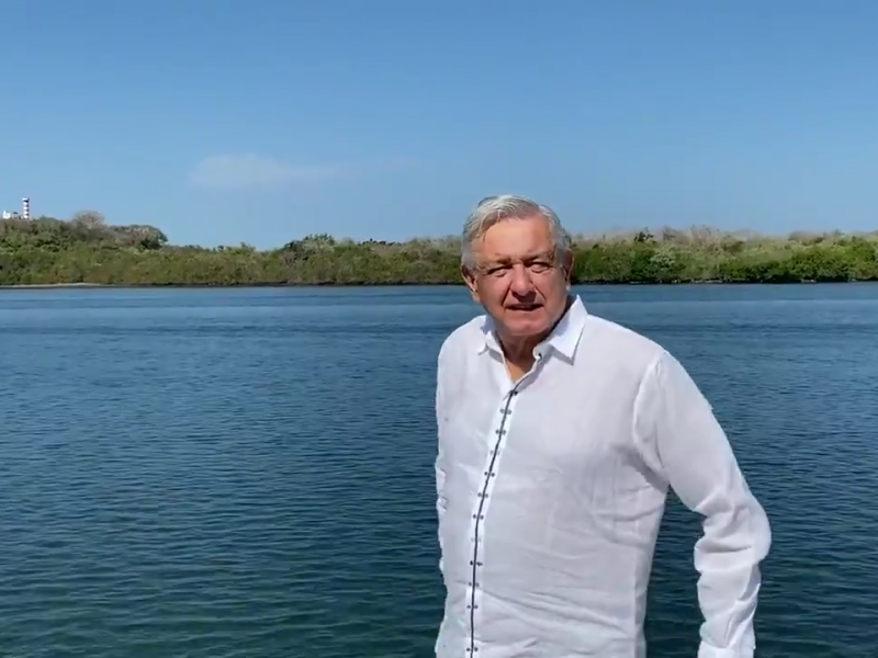 AMLO felicita a maestros desde el puerto de San Blas