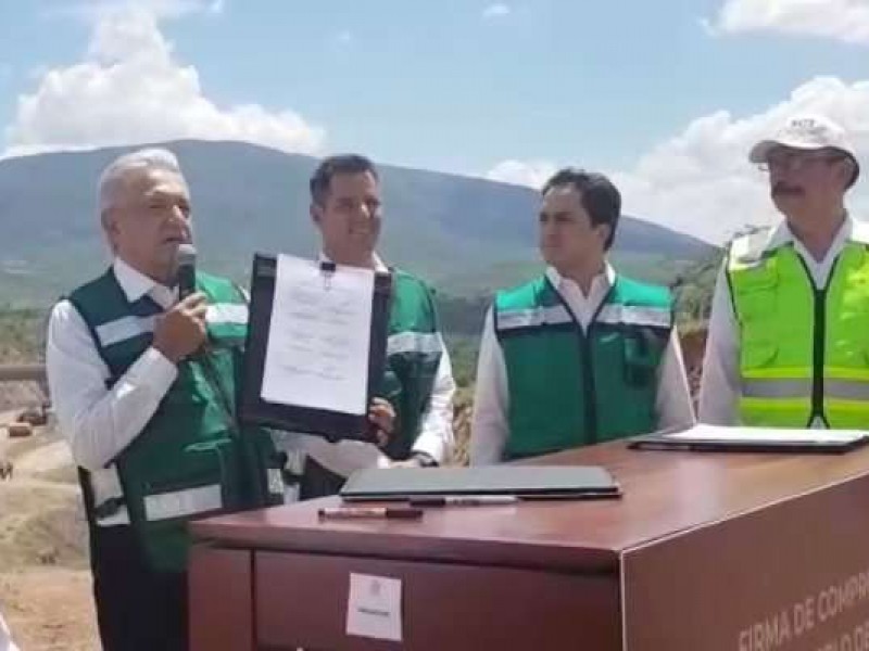 AMLO firma acuerdo para conclusión de carretera