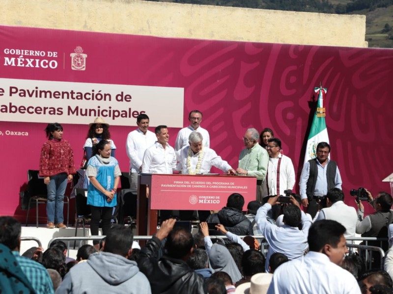 AMLO firma convenio para pavimentación de caminos