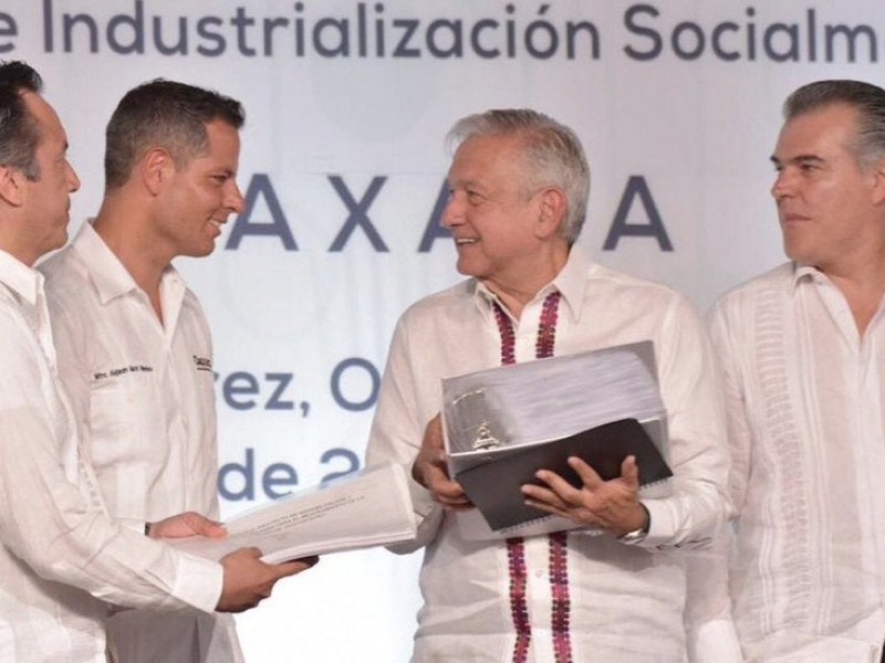 AMLO firma Pacto por Oaxaca Sureste del Futuro
