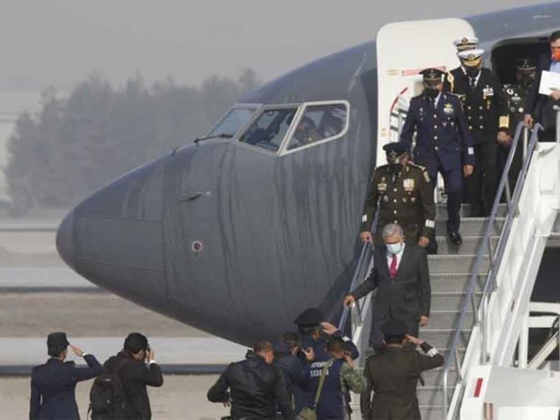 AMLO inaugura pistas y Base Aérea Militar en Santa Lucía