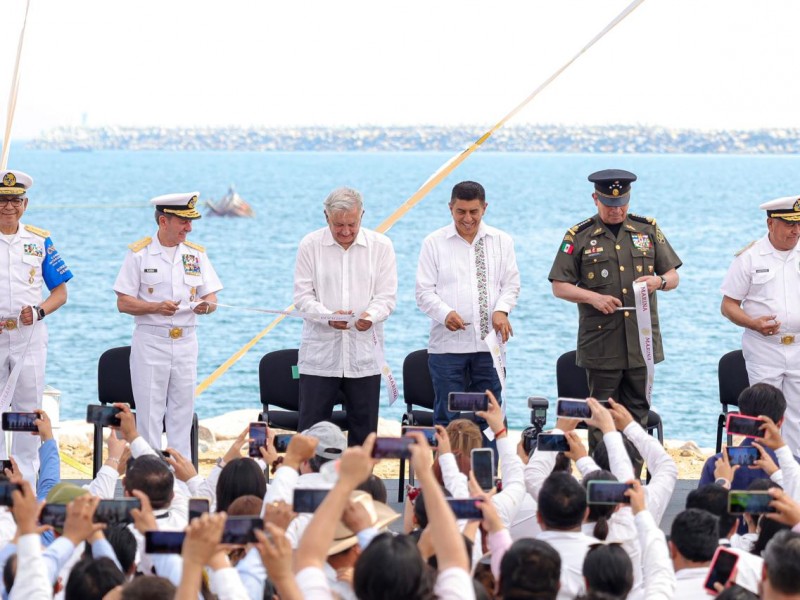 AMLO inaugura rompeolas en Salina Cruz