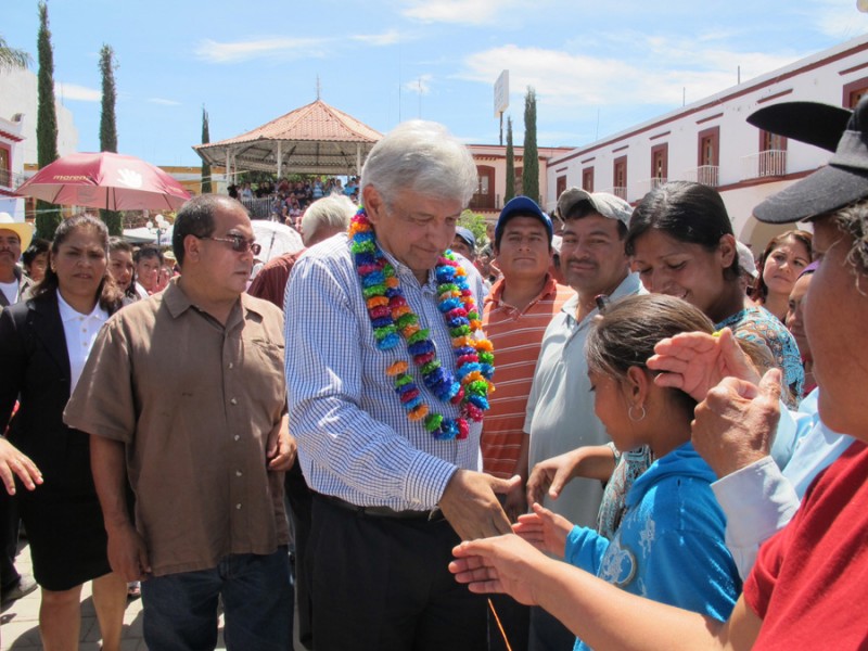 AMLO llega a Oaxaca a verificar carreteras