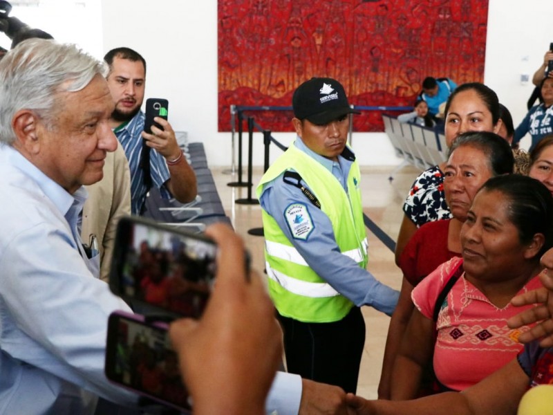 AMLO llega a Oaxaca para gira por Guelatao y Tlaxiaco